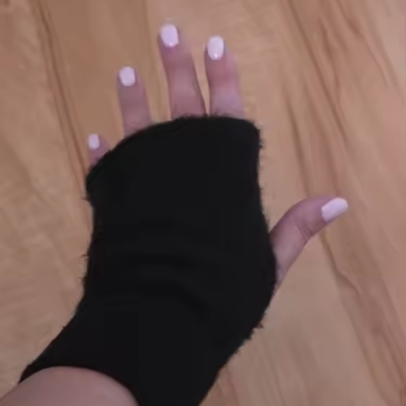 NWT FURRY FINGERLESS GLOVES. IN BLACK OR WINTER WHITE. OS - Picture 4 of 4